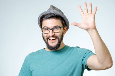 Genç adam ve işareti tebrik