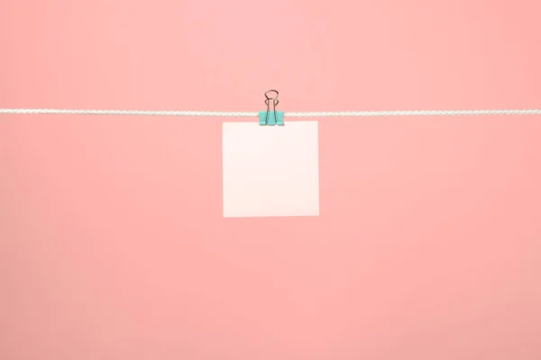 Nota de papel rosa en blanco sobre tendedero — Foto de Stock