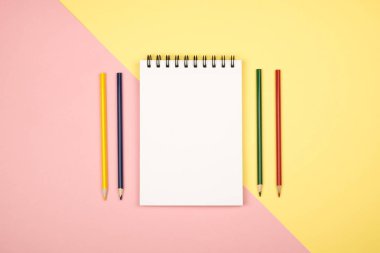 Renkli kalemler ile boş defter sayfasının Üstten Görünüm