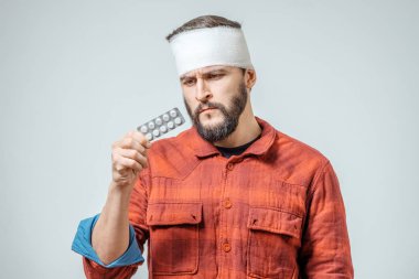 Sad haplarla bandajlı adamın yaralı