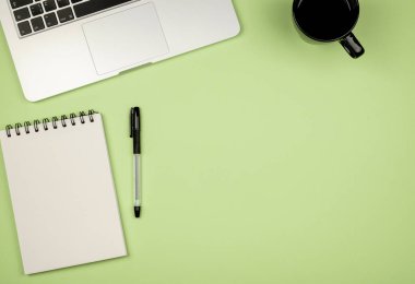 Office renkli masa kopya alanı ile yüksek açılı görünüş