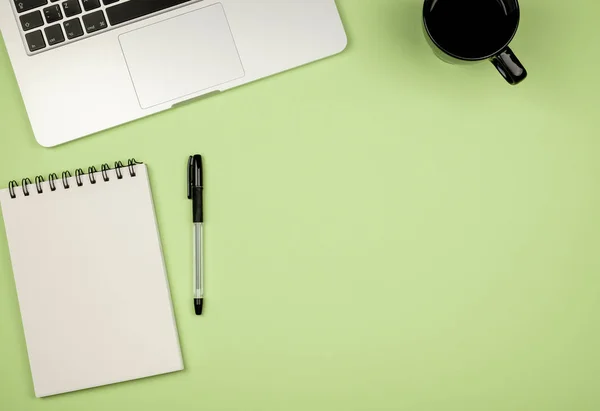 Vista de ángulo alto del escritorio de color de la oficina con espacio de copia — Foto de Stock