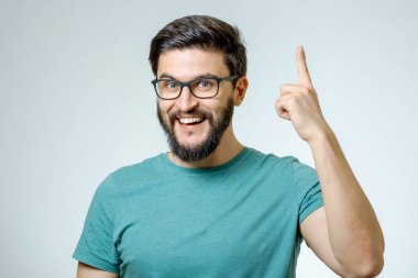 Heyecanlı adam harika bir fikir işaret ediyor.