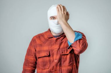 Kadar sargılı adam portresi