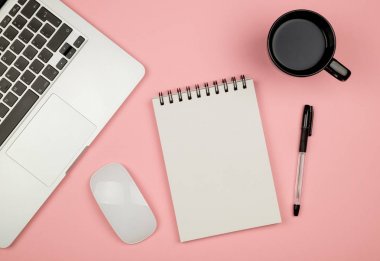 Modern ofis resepsiyon masası ile laptop, boş defter sayfası