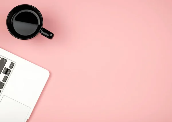 Lugar de trabajo mínimo con cuaderno y espacio de copia — Foto de Stock