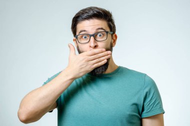 Genç adam ağzını kapalı tutmak