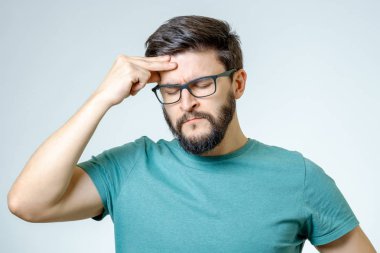 Depresif yakışıklı sakallı adam bir baş ağrısı olan dokunmadan