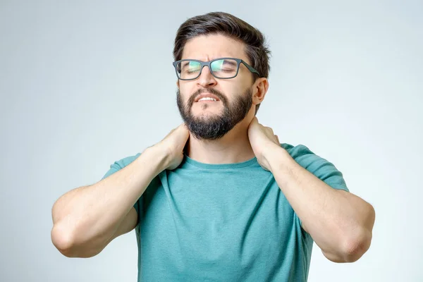 Deprimido guapo barbudo tocando tener un dolor de cabeza — Foto de Stock
