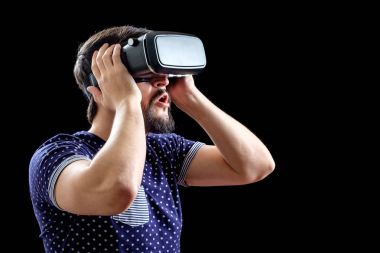 Mavi noktalı T-shirt sanal gerçeklik 3d-kulaklık takan adam