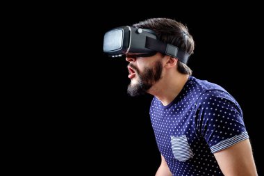 Sanal gerçeklik gözlüklü sakallı erkek portresi