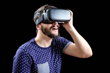 Mavi noktalı T-shirt sanal gerçeklik 3d-kulaklık takan adam