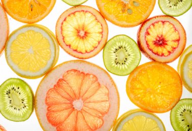 Beyaz üzerine karışık şeffaf narenciye meyve