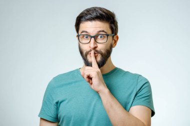 Genç adam ağzını kapalı tutmak