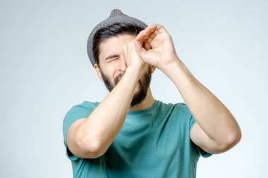 Mutlu genç yakışıklı adam el hareketi