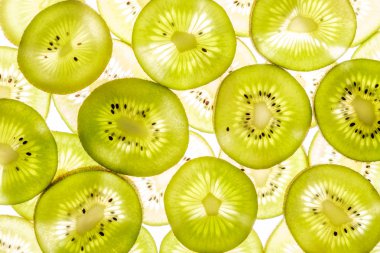 Beyaz parlak arka plan şeffaf kivi dilimleri