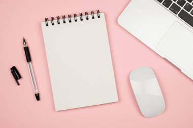 Yaratıcı tasarım mockup kümesi ile dizüstü bilgisayar çalışma masası