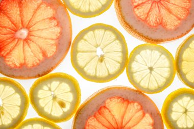 Parlak tatlı greyfurt ve beyaz limon dilimleri