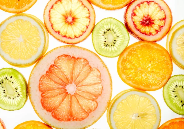 Mix čerstvých transparentní citrusových plodů na bílém — Stock fotografie