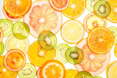 Beyaz parlak tatlı narenciye dilimleri