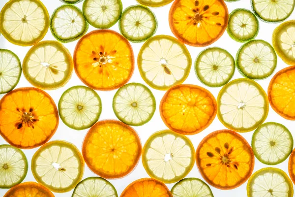 Tranches de mandarine, citron et lime brillantes sur blanc — Photo