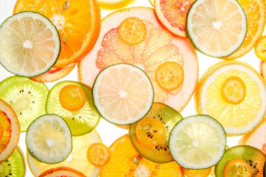 Beyaz parlak tatlı narenciye dilimleri