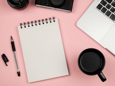 Modern ofis resepsiyon masası ile laptop, boş defter sayfası