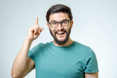 Heyecanlı adam harika bir fikir işaret ediyor.