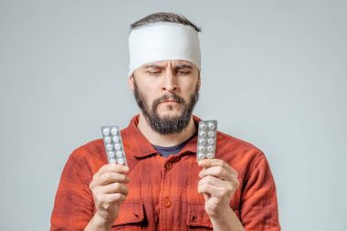 Sad haplarla bandajlı adamın yaralı