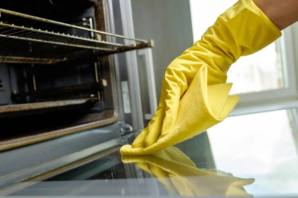Mann mit Lappen putzt Küchenherd — Stockfoto