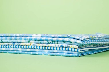 Renkli arka plan üzerinde renkli bez yığını