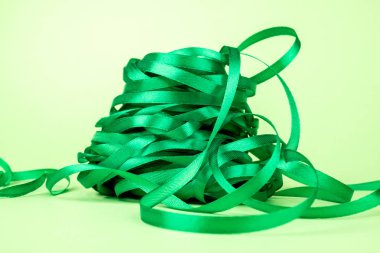 Şerit'in portre renkli arka plan üzerinde rulo