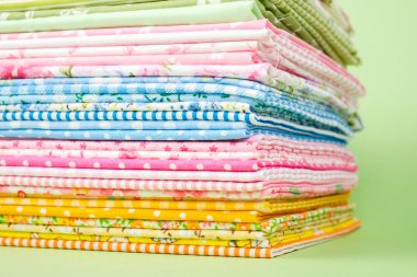 Renkli arka plan üzerinde renkli bez yığını