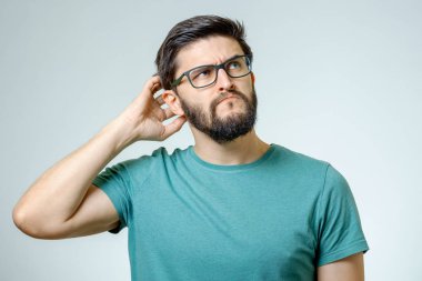 genç, ciddi bir adam portresi