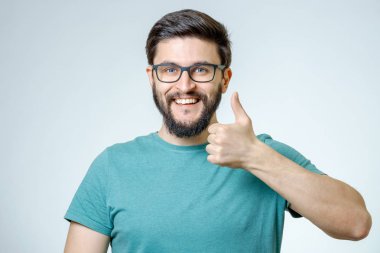 Mutlu adam işaret veriyor.