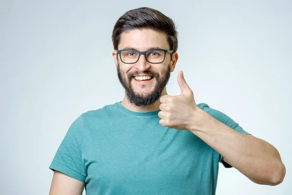 Feliz hombre dando pulgares hacia arriba signo —  Fotos de Stock