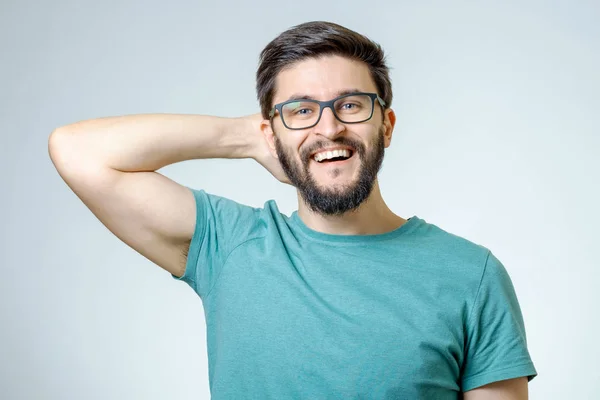 Retrato de belo jovem positivo — Fotografia de Stock