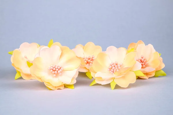 Lindas flores artificiais em fundo colorido — Fotografia de Stock