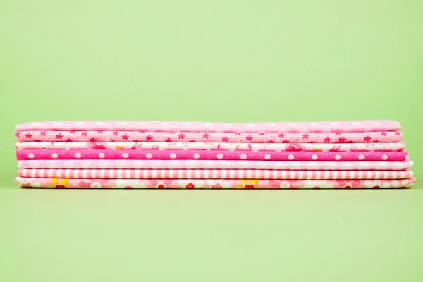 Haufen buntes Tuch über buntem Hintergrund — Stockfoto