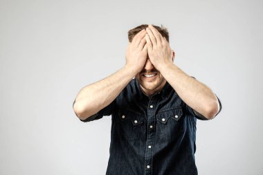 Kızgın genç adam izole portresi