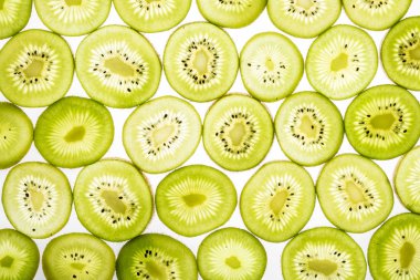 Beyaz parlak arka plan şeffaf kivi dilimleri