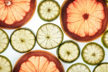 Beyaz parlak kireç ve greyfurt dilimleri