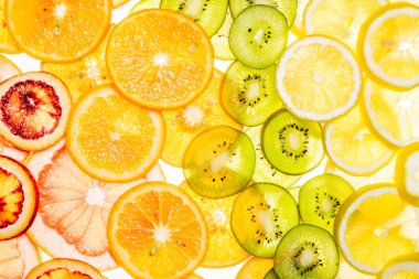 Beyaz üzerine karışık şeffaf narenciye meyve