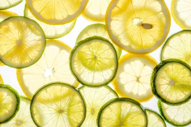 Parlak narenciye kireç ve beyaz limon dilimleri