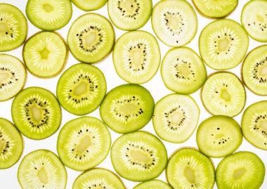 Beyaz parlak tatlı kivi dilimleri