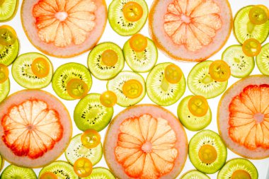 Beyaz parlak tatlı greyfurt, Kamkat ve kivi dilimleri