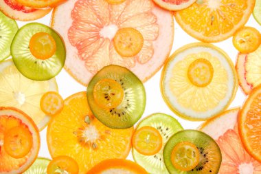 Beyaz üzerine karışık şeffaf narenciye meyve