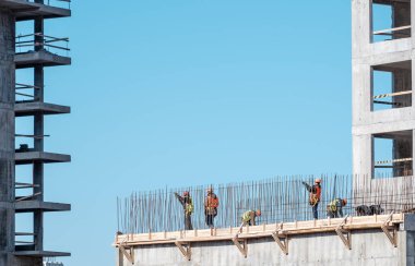 İnşaat. Kentsel peyzaj. Mavi gökyüzü