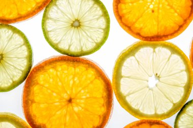 Beyaz parlak mandalina, limon ve kireç dilimleri