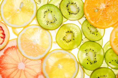 Güzel taze karışık narenciye arka plan olarak dilimlenmiş.